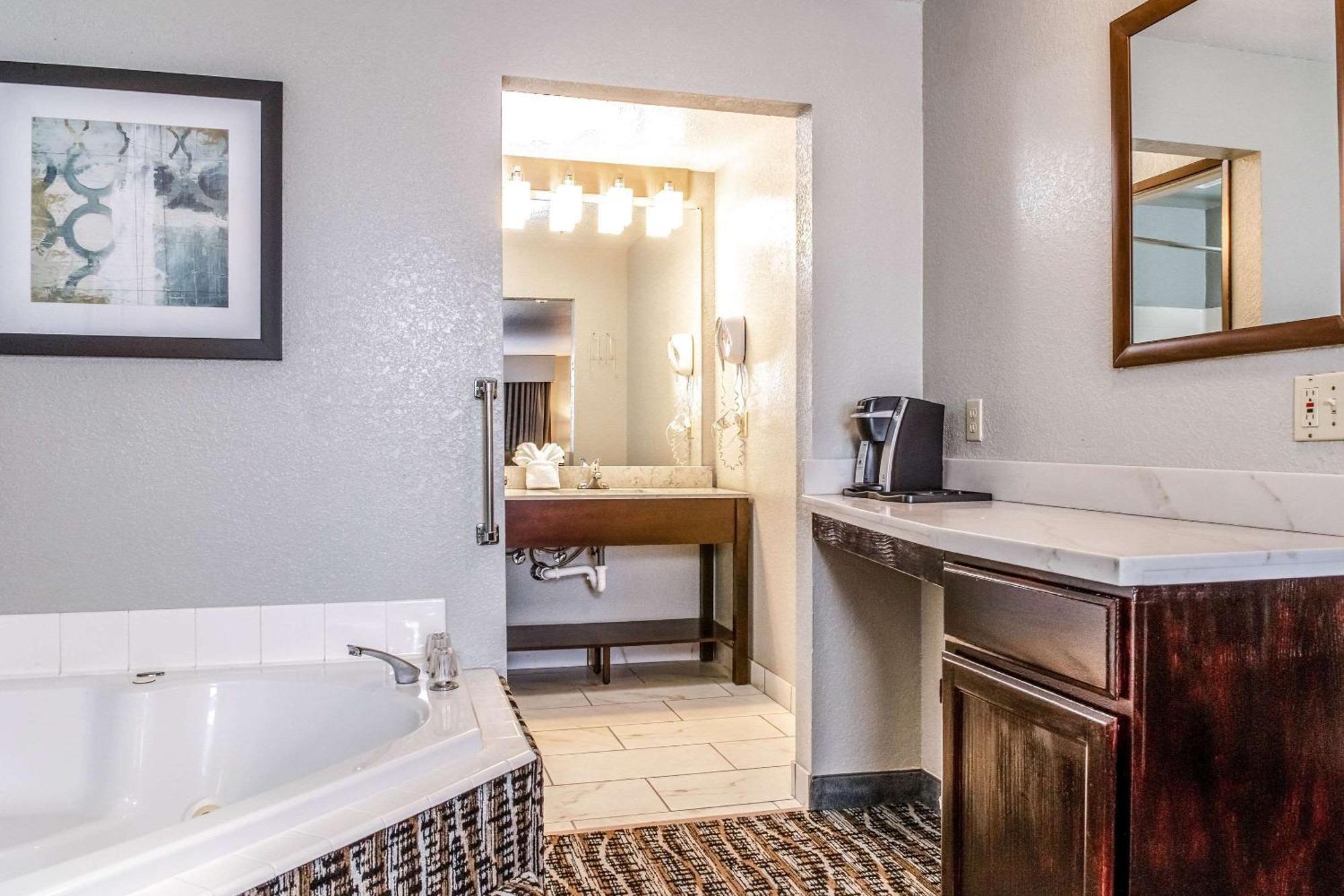 Hotel Clarion By Humboldt Bay 3*
